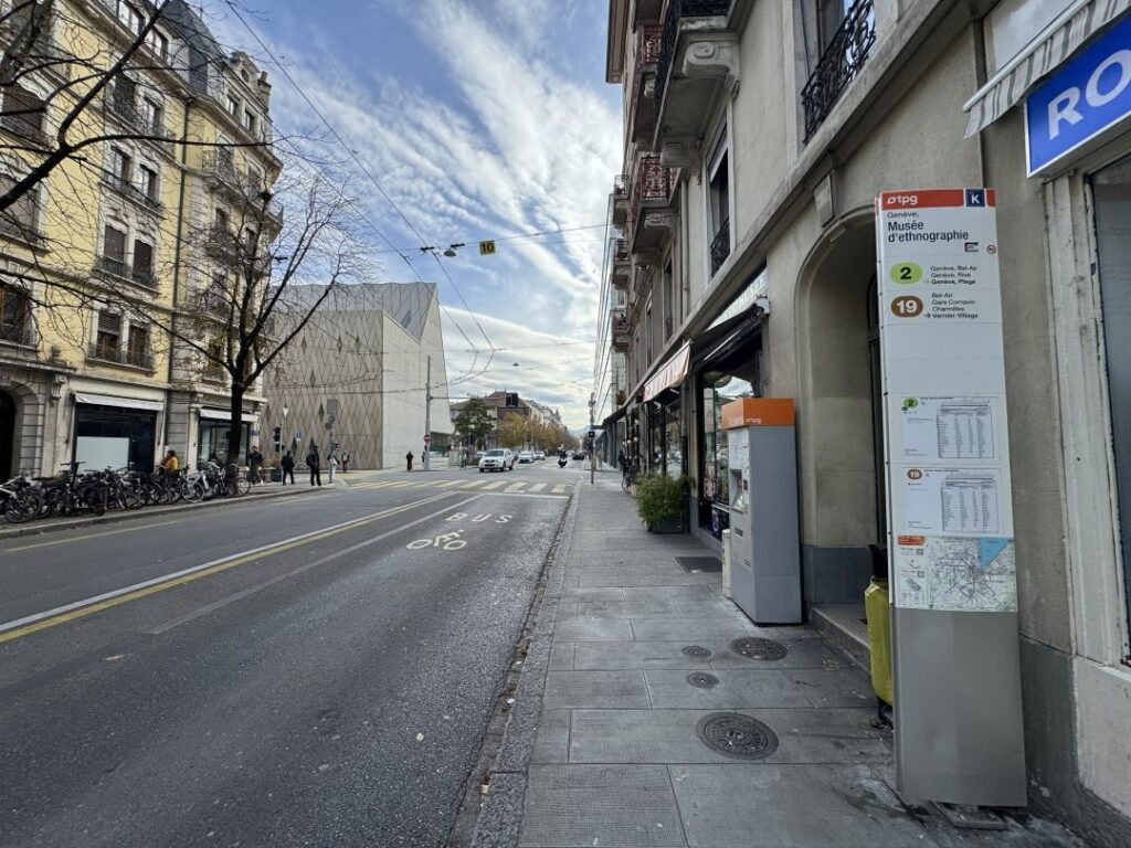 Umgebung des Kiosks, in dem sich der Bitcoin-ATM in Genf befindet