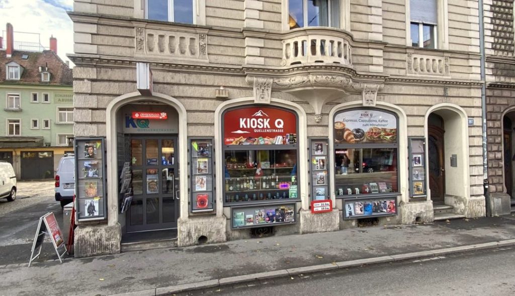 Der Bitcoin-Automat befindet sich am Eingang des Quellen-Kiosks.