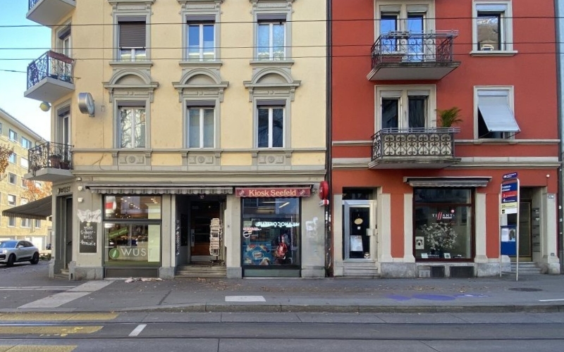 Eingang zum Kiosk Seefeld, wo sich ein Kryptowährungsautomat befindet, an dem Sie Bitcoin kaufen können.