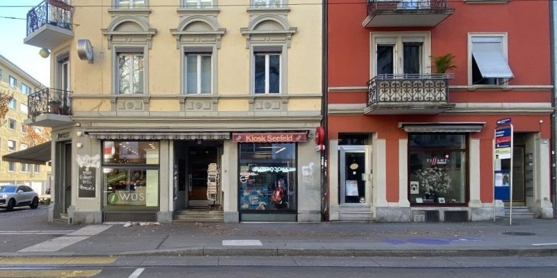 Eingang zum Kiosk Seefeld, wo sich ein Kryptowährungsautomat befindet, an dem Sie Bitcoin kaufen können.