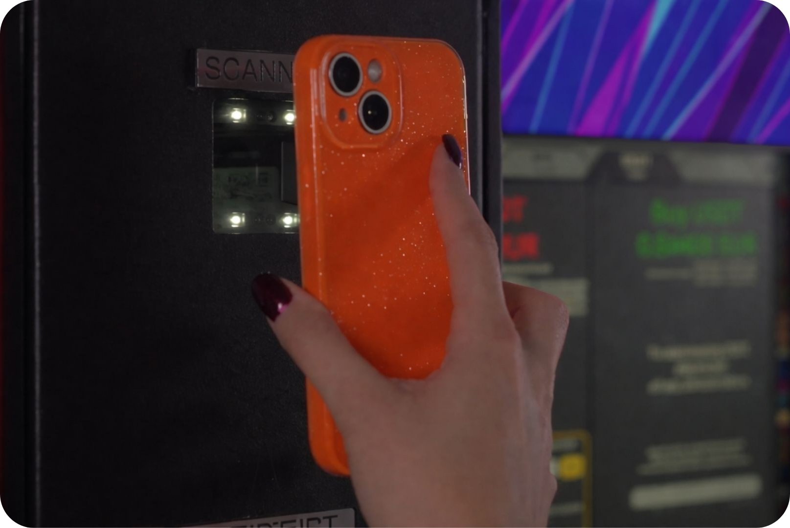 Handy vor einem Bitcoin-Automaten